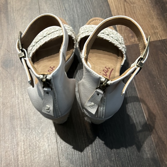 New never worn Zodiac Wedges size 9.5 - Picture 6 of 7